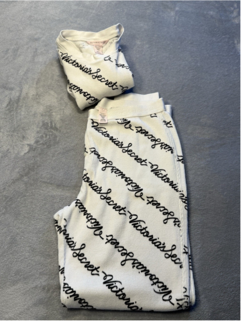Victoria’s Secret Woman’s W/B Soft Thermal Pajama Set Logo Print Size LG 2pc 